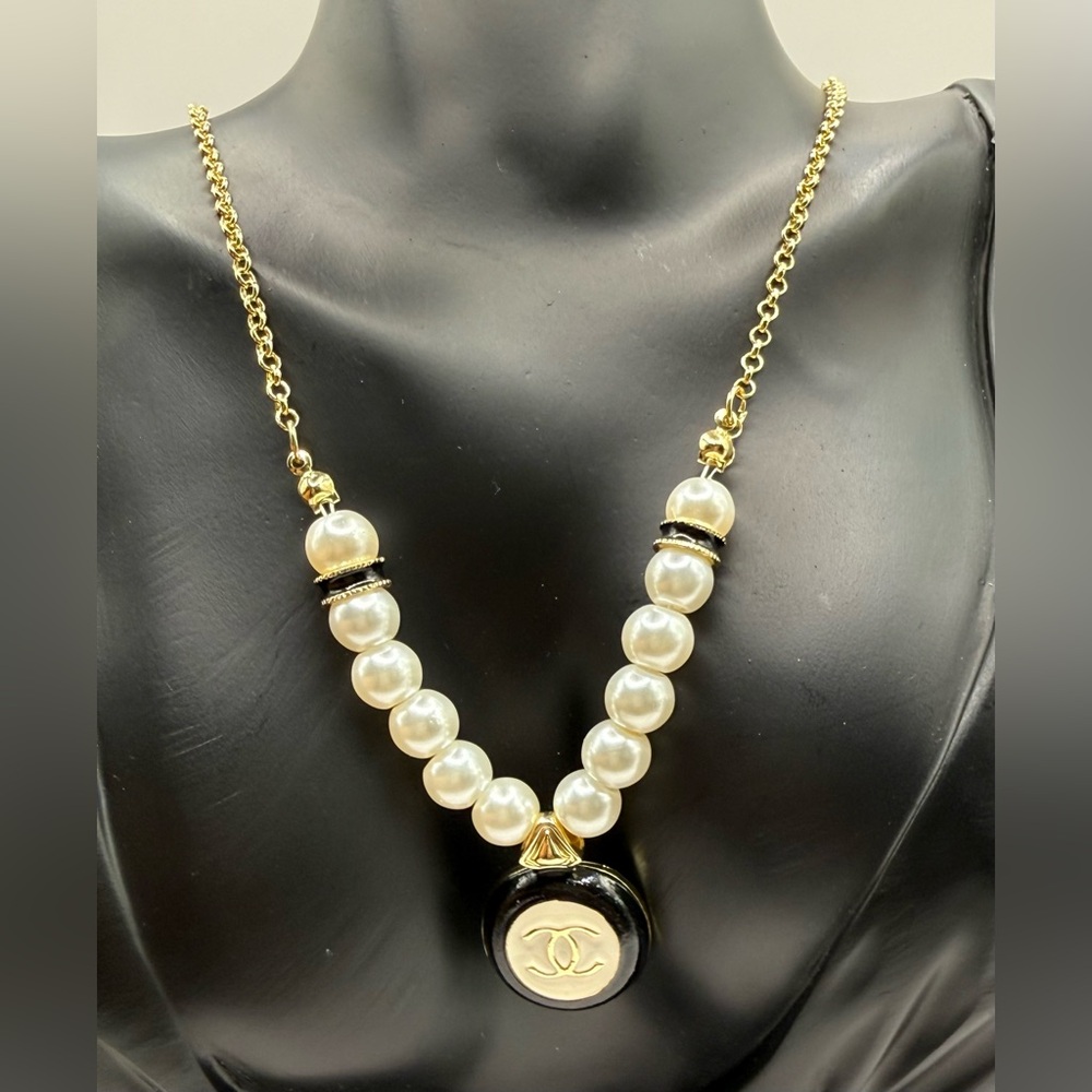 Elegant C logo pendant necklace gold tone chain pearls stainless steel NEW - Picture 2 of 8